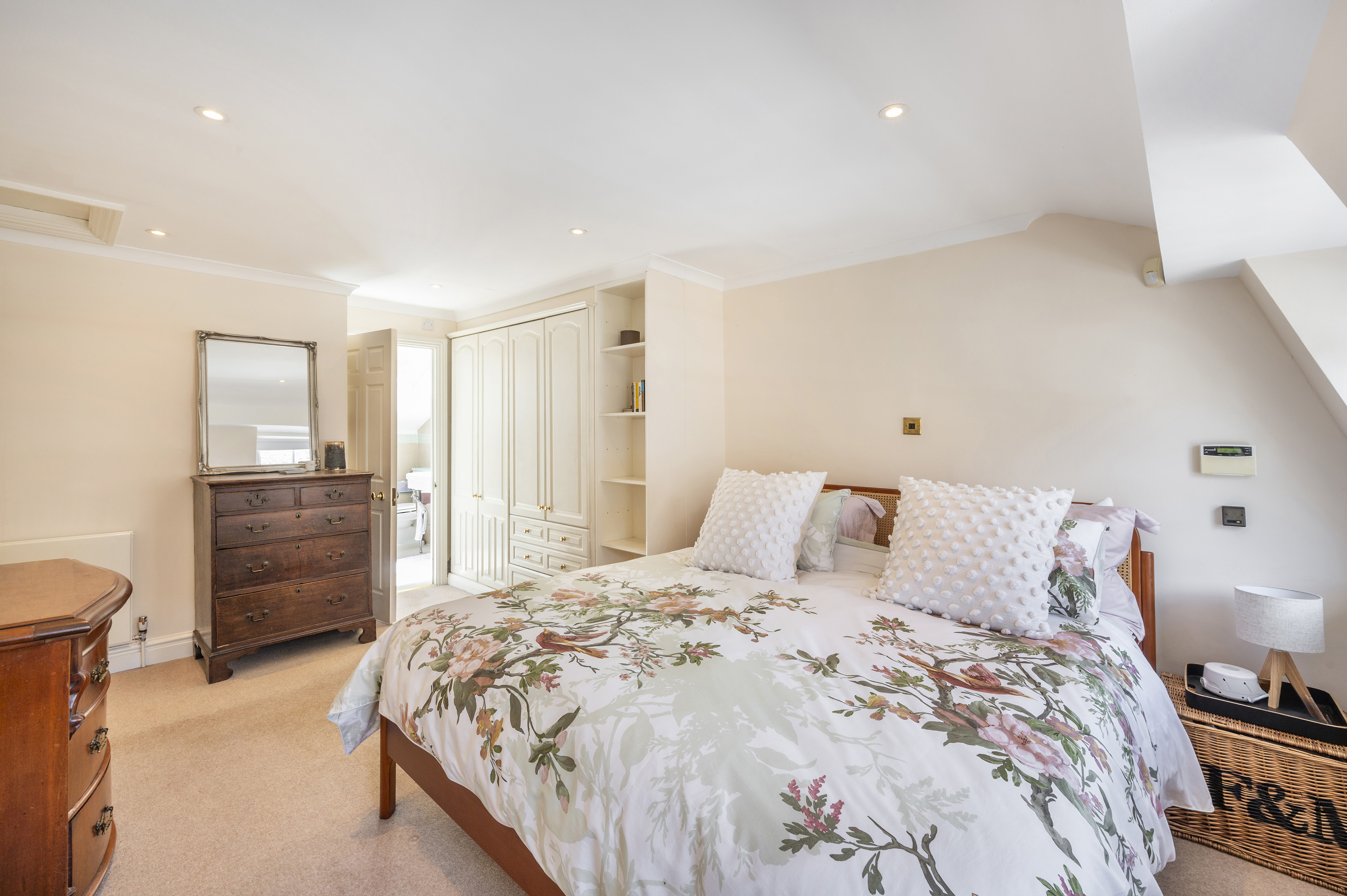 Elnathan Mews is a beautiful house to buy in London, in the heart of Little Venice