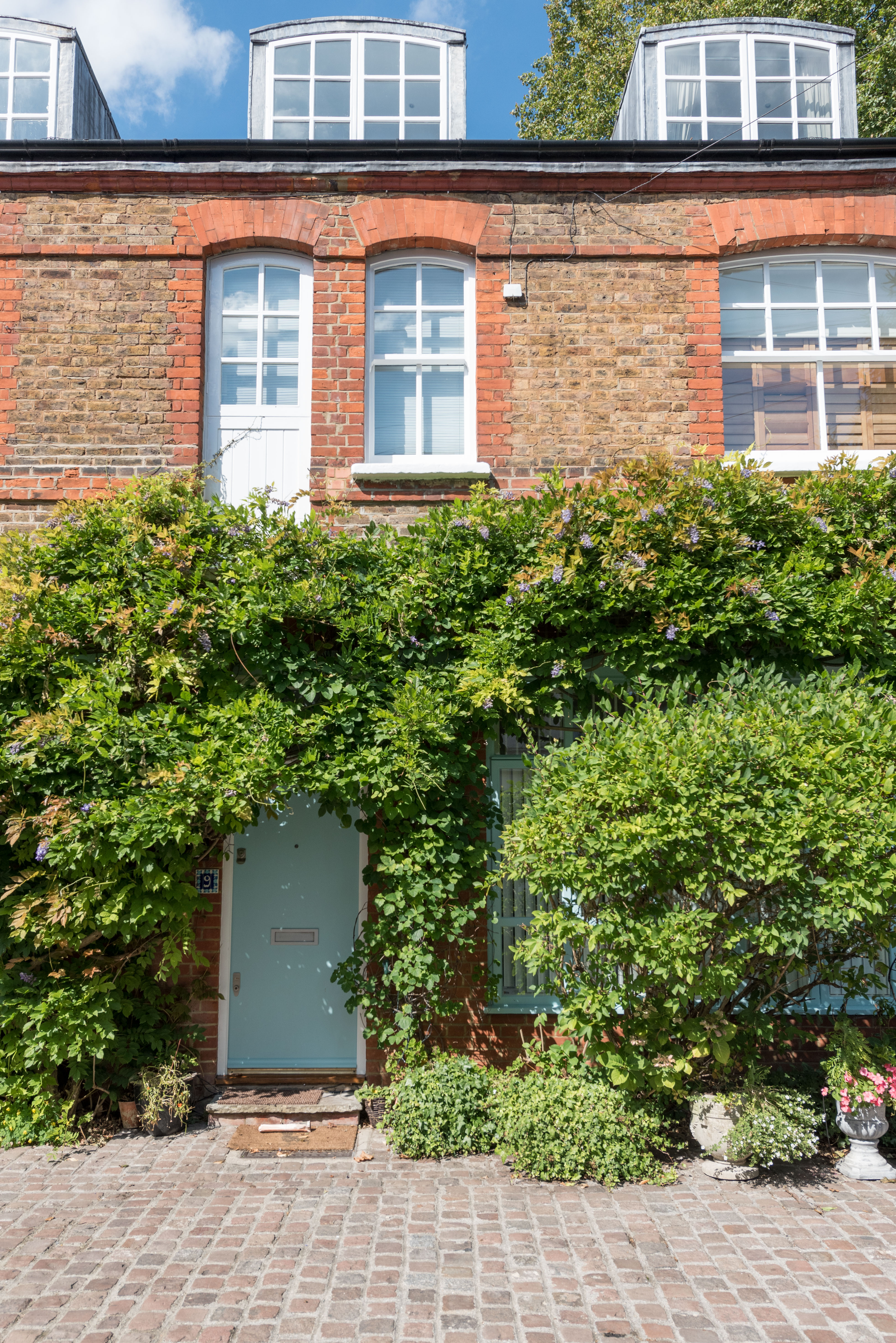 Mews houses are becoming increasingly more popular, in quiet surroundings and close to various London landmarks