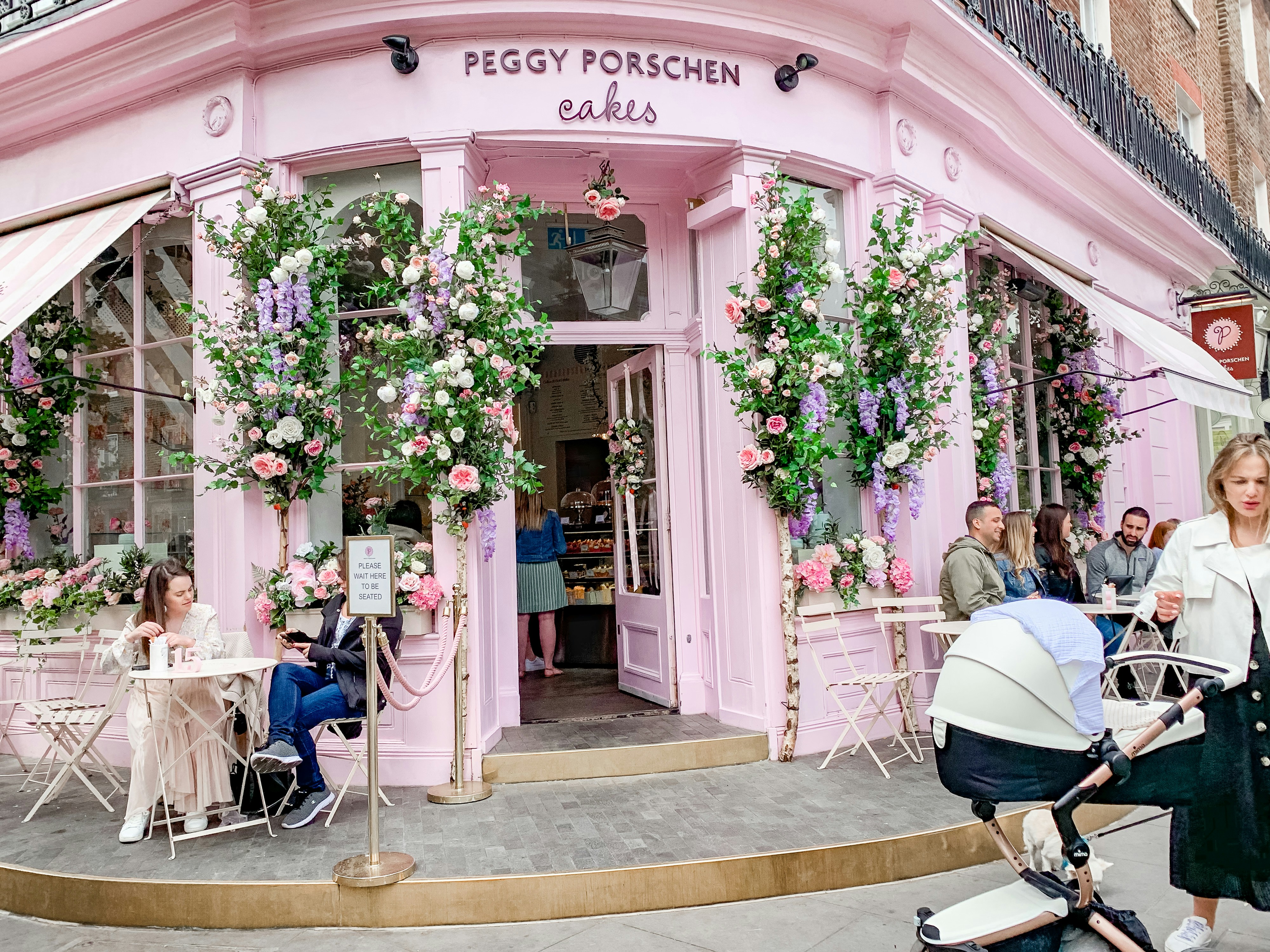 Peggy Porschen is a beautiful cafe that must be included on our luxury area guide in Belgravia, due to the unique exterior and the wonderful cakes on offer