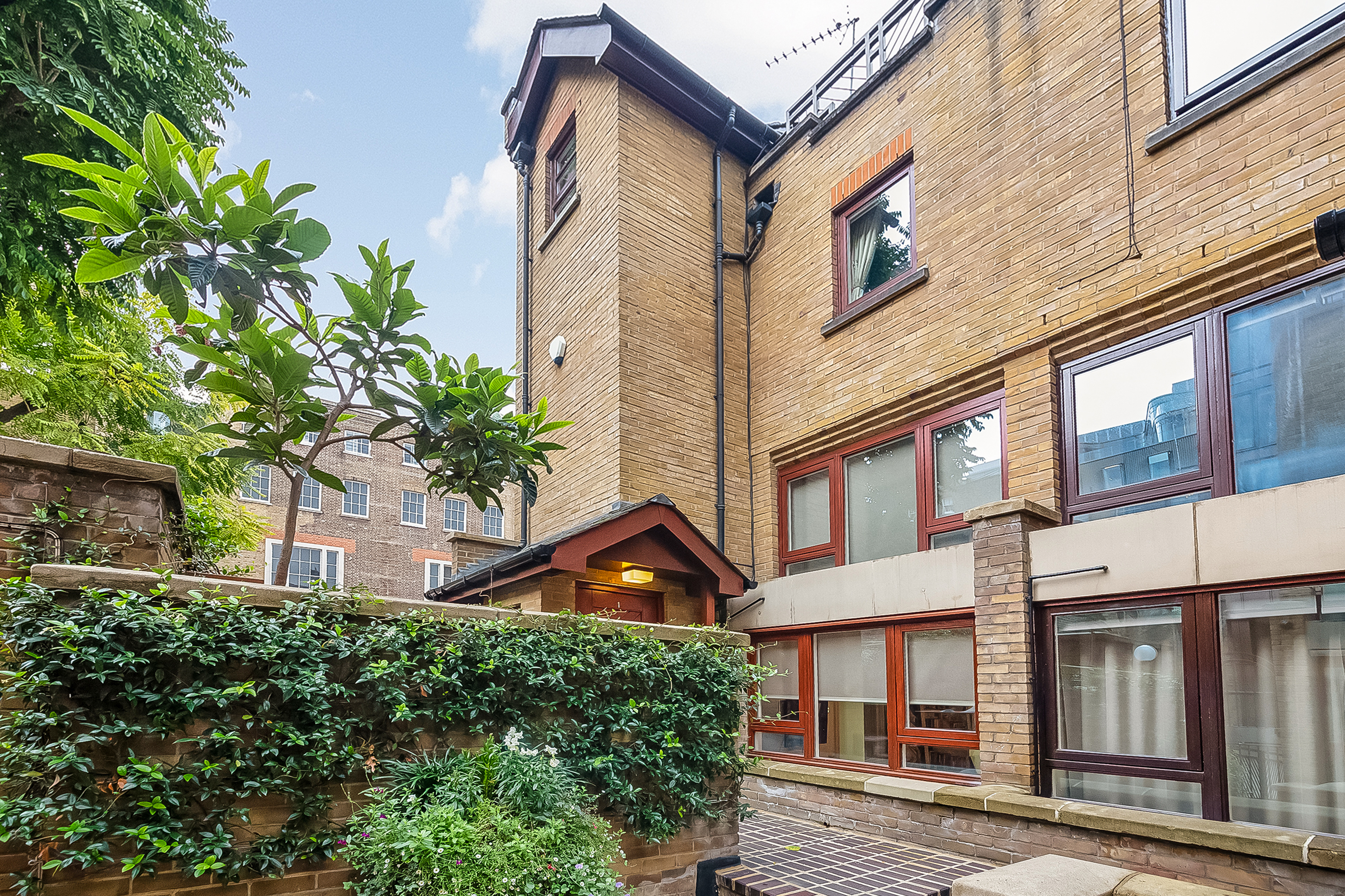 This is a mews property to rent in Marylebone, London