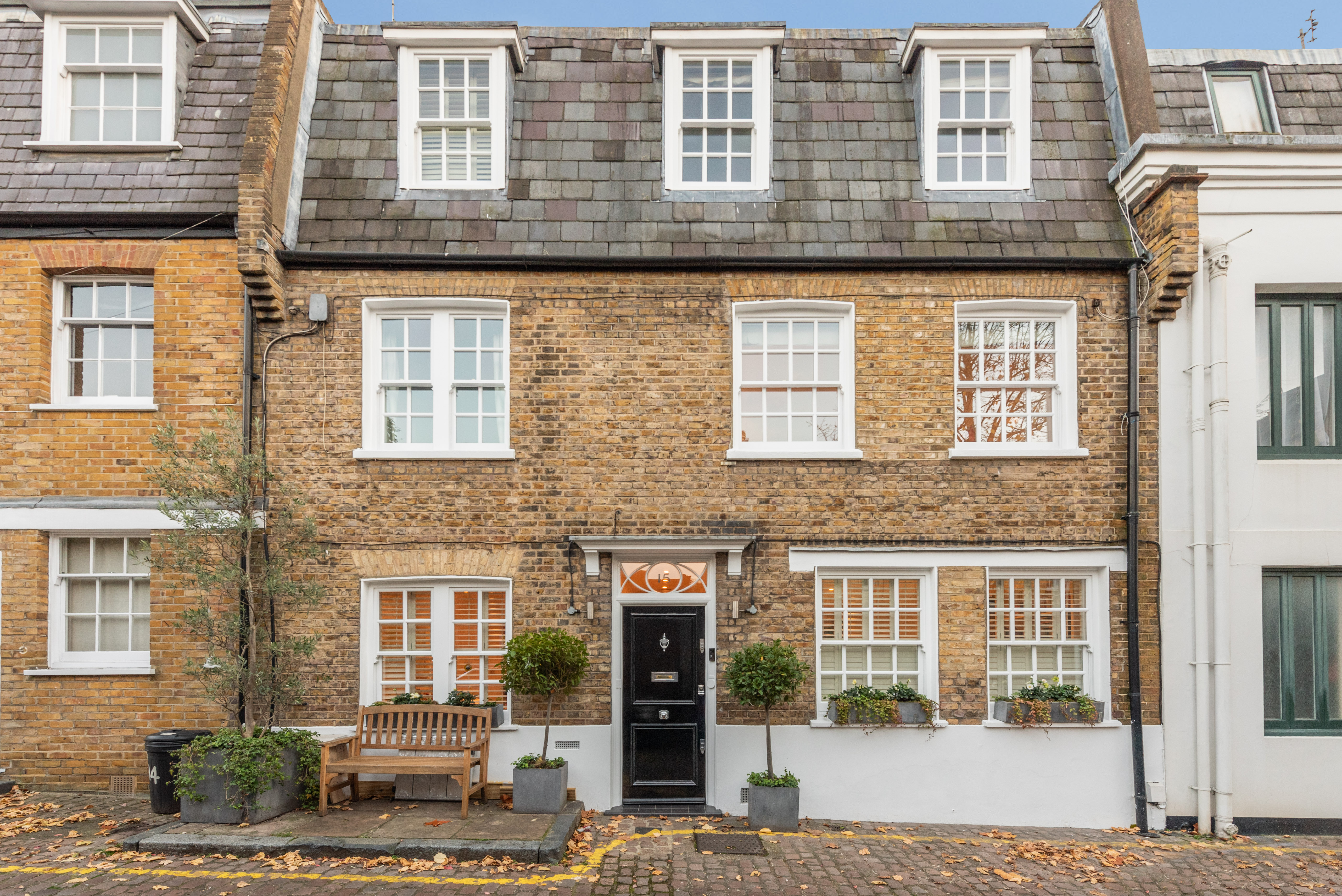 A mews property to rent in Ladbroke Grove, close to shops