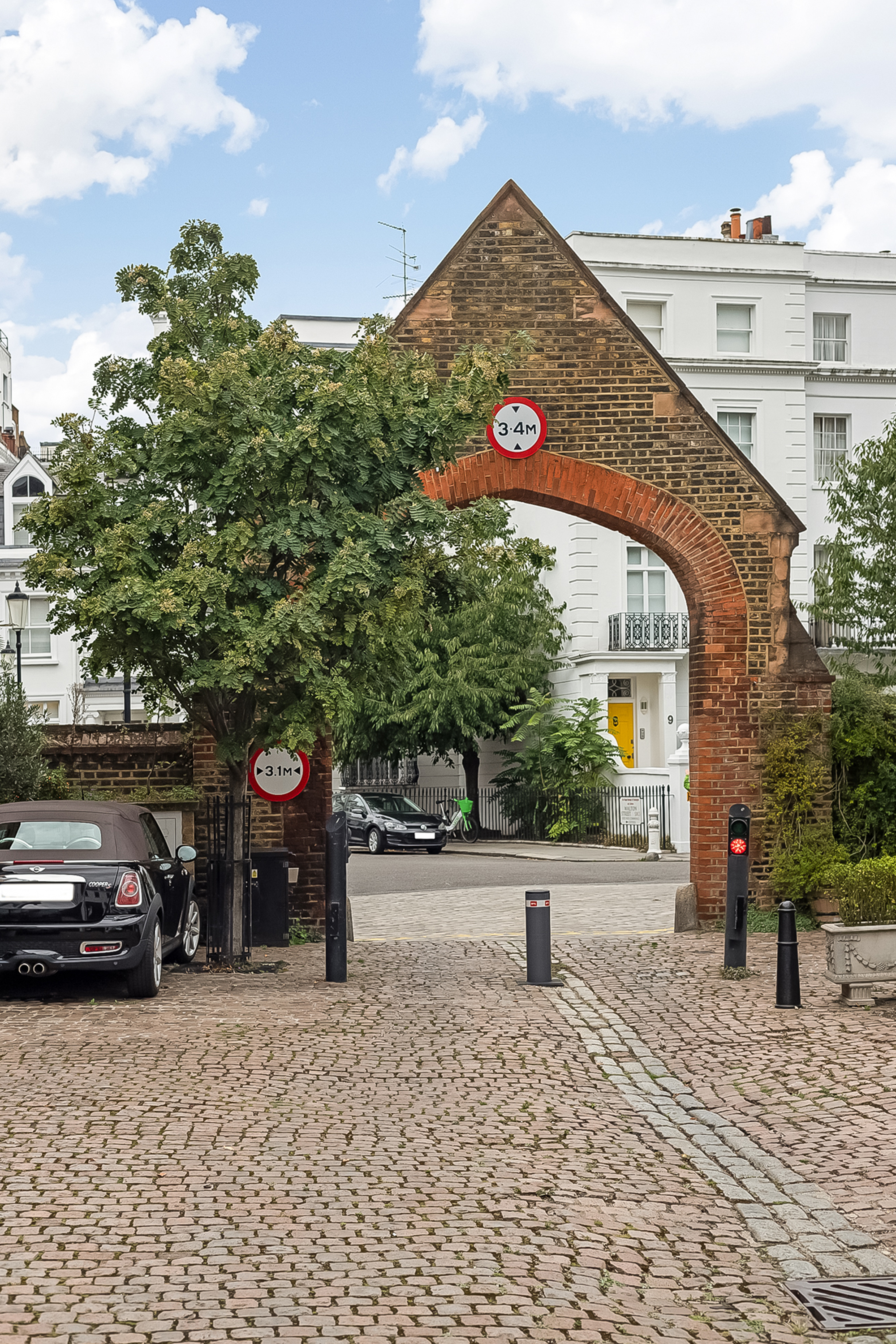 Pont Street Mews Is A London Mews Located Close To Harrods